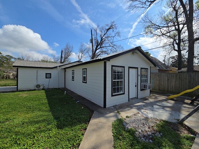 Building Photo - 9010 Linda Vista Rd