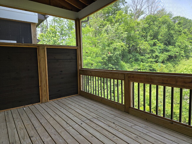 Building Photo - Better-than-new townhome in Highlands at S...