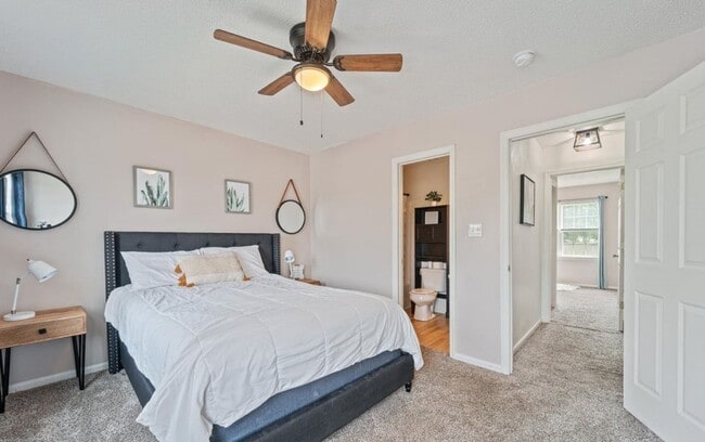 Building Photo - 2BR/2.5 Bath Townhome Minutes to Camp Lejuene