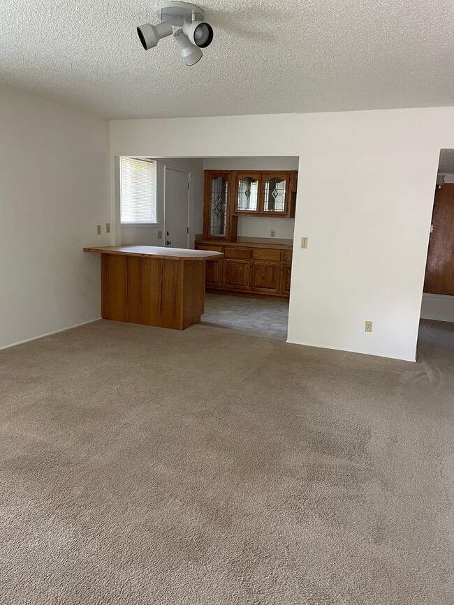 Building Photo - 329 W Oak Ave