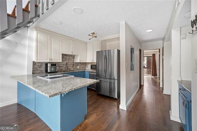 Building Photo - 3200 Rim Cove Dr