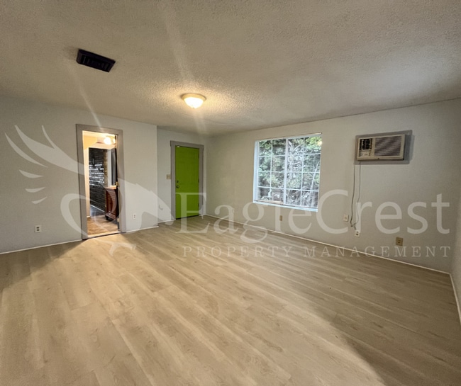Building Photo - Comfortable 5 Bedroom Home with Modern Touches, Large Bedrooms & Front Porch