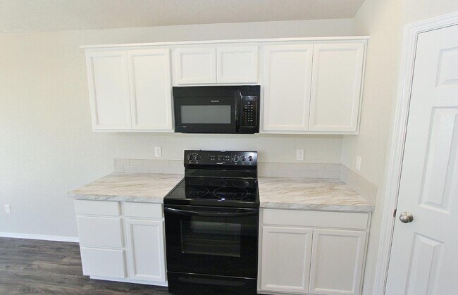 Building Photo - Immaculate Single-Level Home in Quiet Neig...