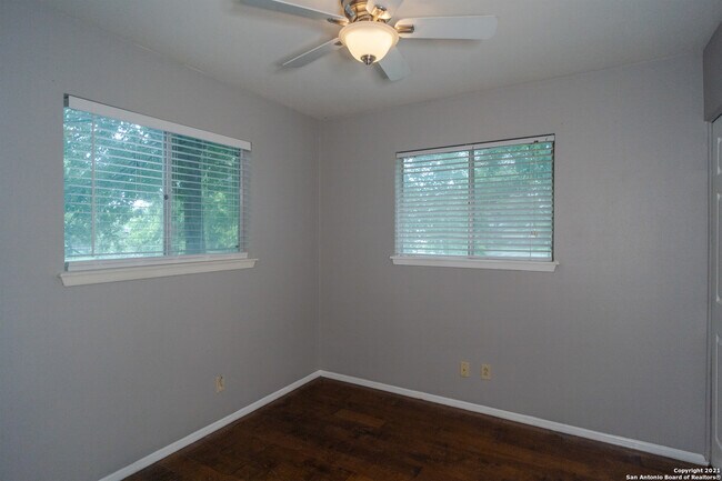 Building Photo - 209 Brenda Dr