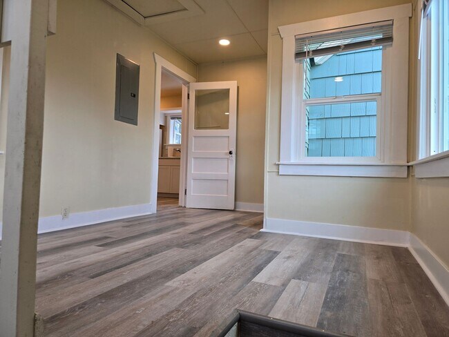 Building Photo - 2 Bedroom Duplex with Basement & 2-Car Garage