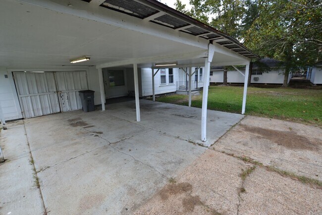 Building Photo - Updated, 3 bedroom, 2 bath home on treed lot in coveted Brownsfield Community