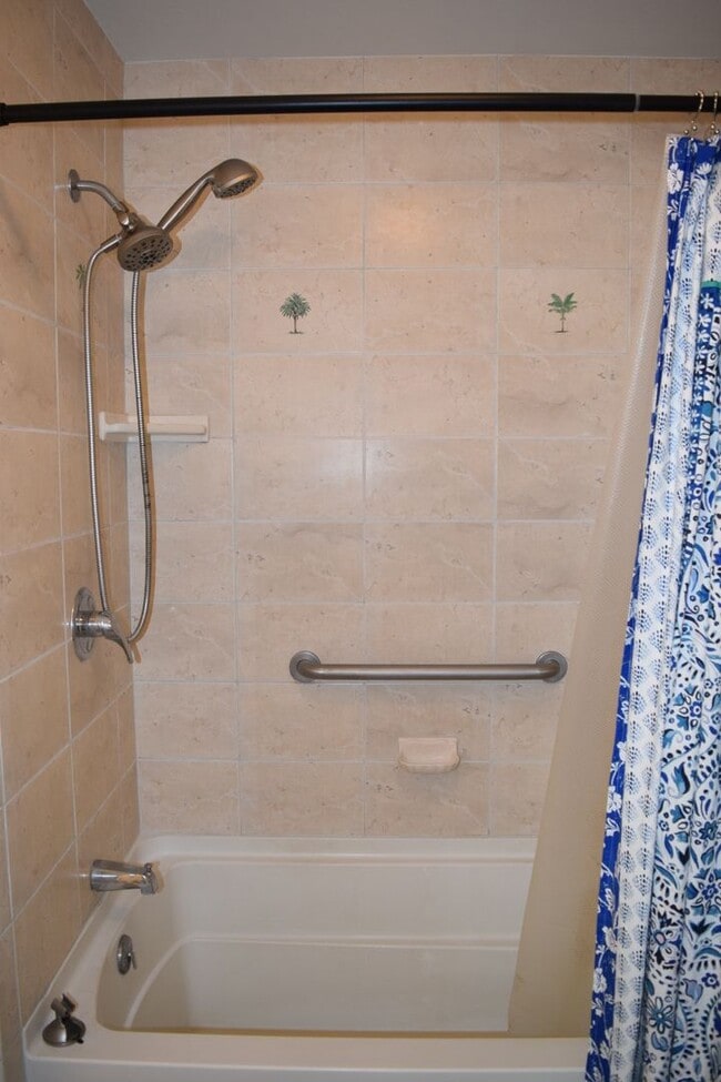 Building Photo - Maui Gardens 2 bedroom 1.5 bath ground floor unit. Available Now.