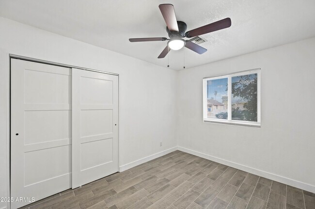 Building Photo - 10947 W Mohave St