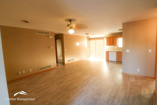 Building Photo - Comfortable 3 bedroom 2 bathroom duplex lo...