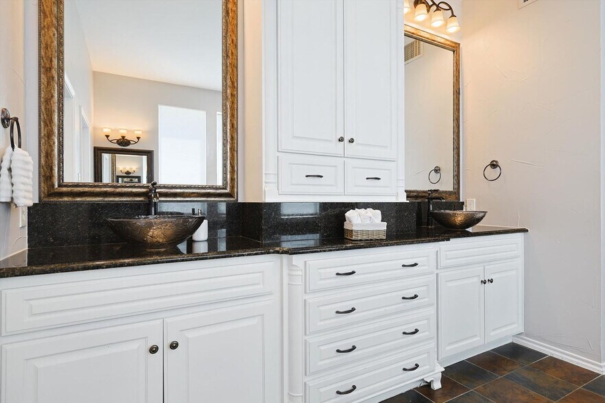 Building Photo - 4710 Scenic Dr