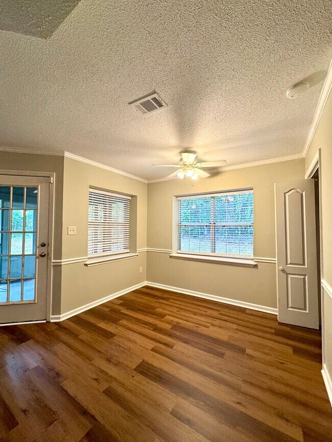 Building Photo - Your Private Retreat 3 Bedroom 2 Bath RentalAwaits!