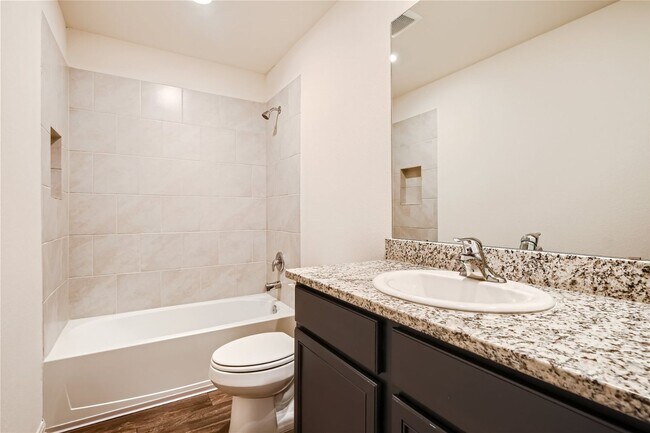 Building Photo - You dont want to miss this one!! 4 bedrooms!