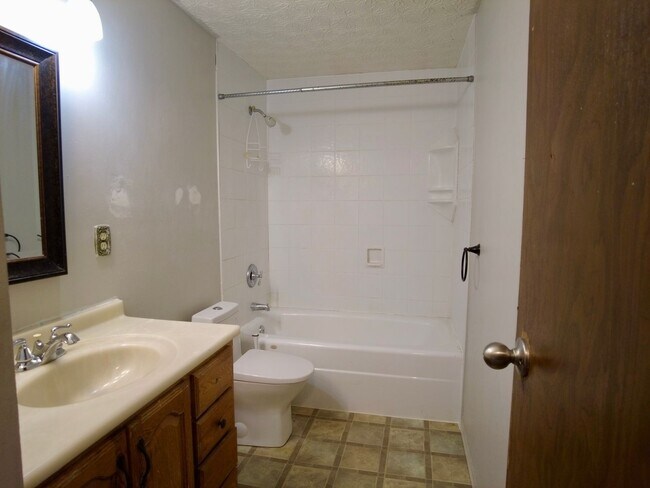 Building Photo - Spacious 3BR Bi-Level Home with 2-Car Garage in Reynoldsburg – $1,850/mo