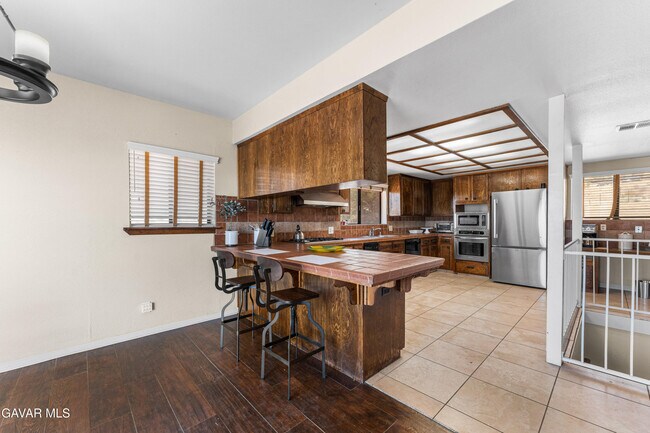 Building Photo - 1055 Lakeview Dr