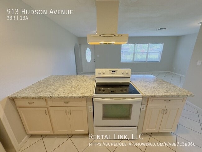Building Photo - 913 Hudson Ave