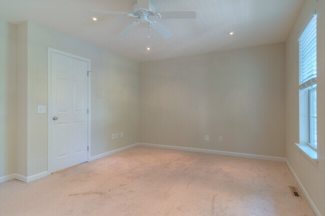 Building Photo - 846 Patrick Henry Dr