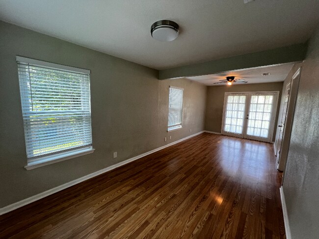 Building Photo - 1103 Floradale Dr