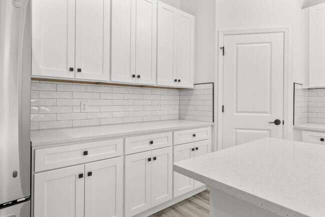 Building Photo - 548 Knapp St