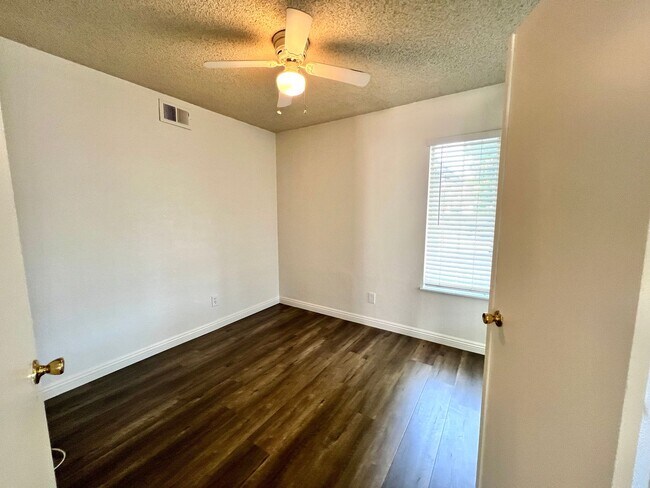 Building Photo - Charming Single story 3bed /2 bath newly renovated home