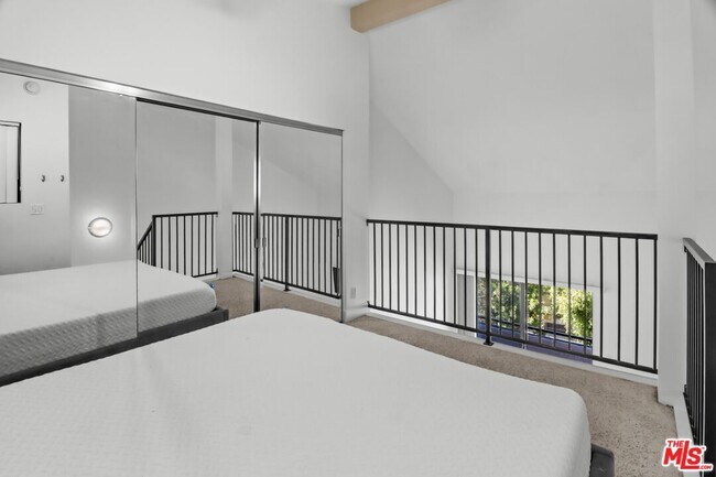 Building Photo - 10982 Roebling Ave