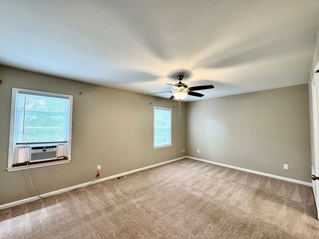 Building Photo - Great Neck Townhome Available NOW! Neutral...