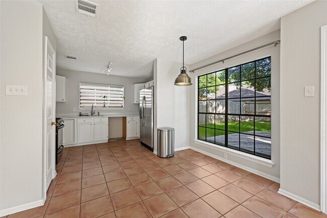 Building Photo - 1555 Hillside Elm St
