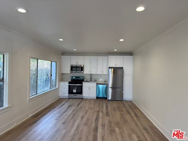 Building Photo - 1536 N Mariposa Ave