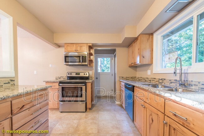 Building Photo - 12025 SW 64th Ave