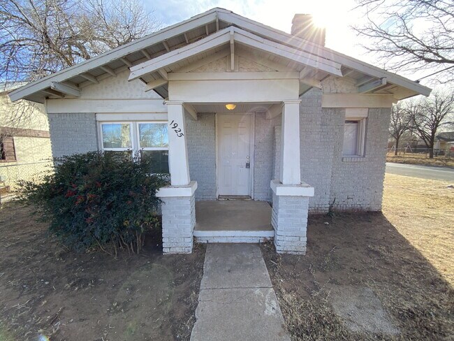 Primary Photo - Spacious 2 Bed 1 Bath!