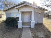 Building Photo - Spacious 2 Bed 1 Bath!