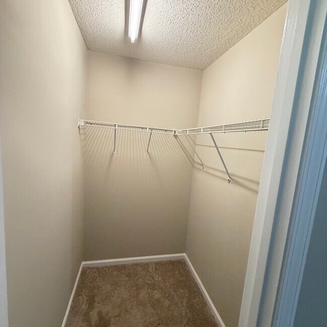 Building Photo - 6615 Cottonwood Dr