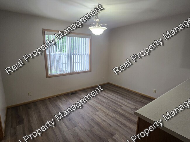 Building Photo - Updated 3 Bedroom Townhome
