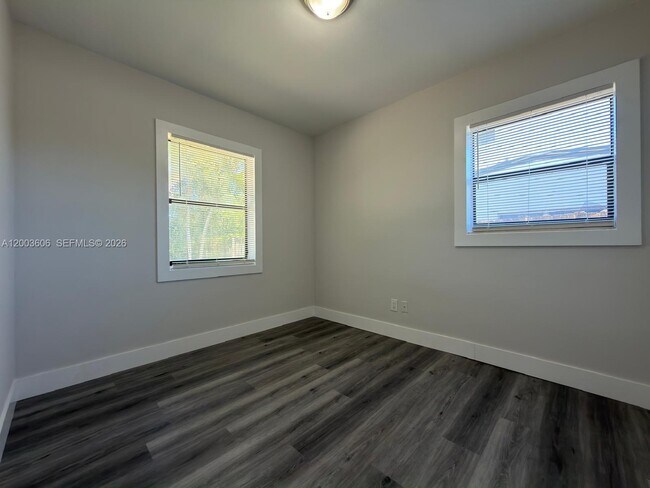 Building Photo - 1325 NW 11th Ct