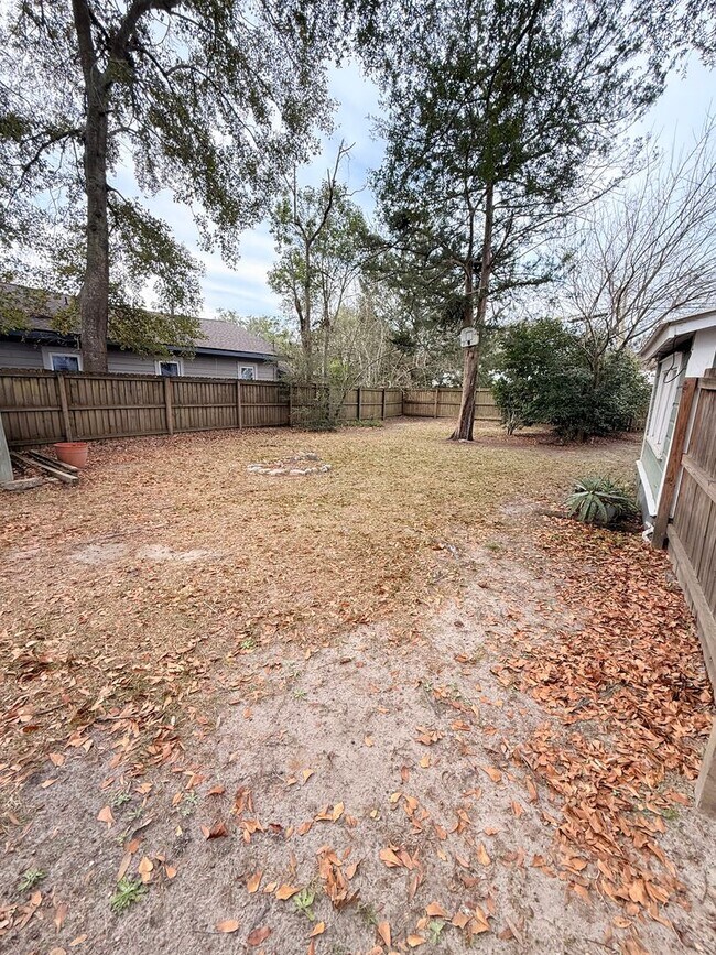 Building Photo - 323 W 6th Ave