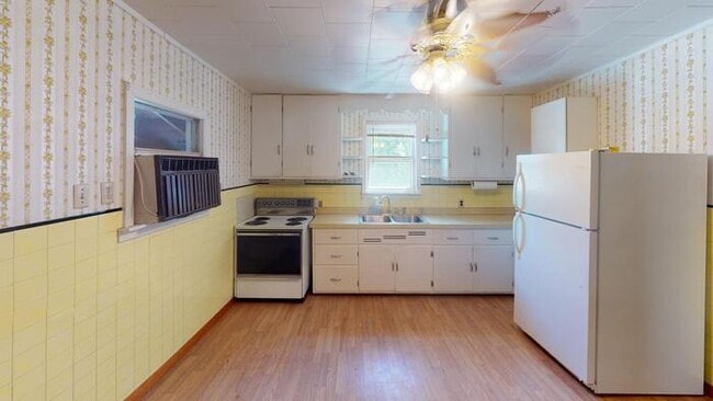 Building Photo - 312 8th St NW