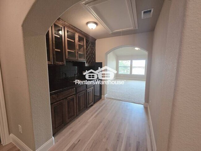Building Photo - FOR RENT - MOVE IN READY in the highly sou...