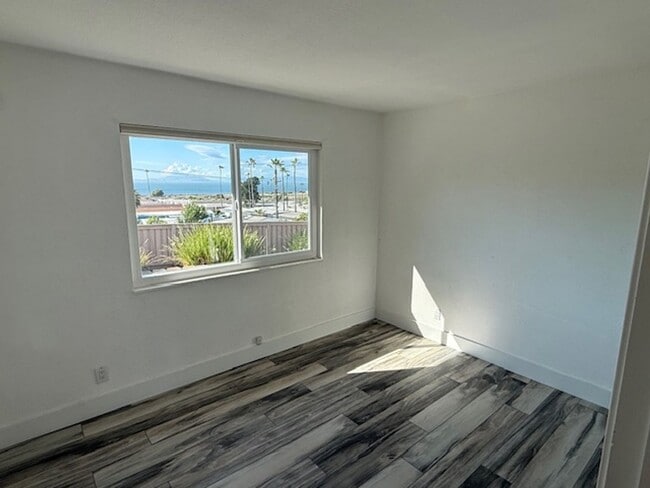 Building Photo - Remodeled 3 Bedroom Home with Bay Views + Stunning Backyard Patio