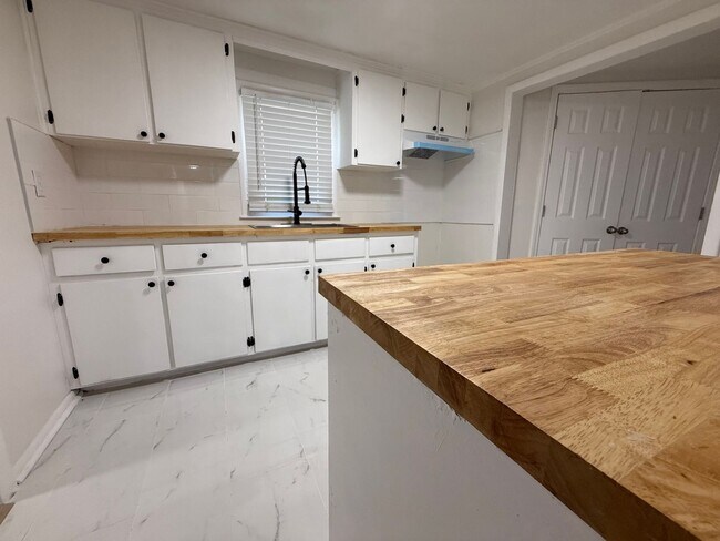 Building Photo - 231 Easy St