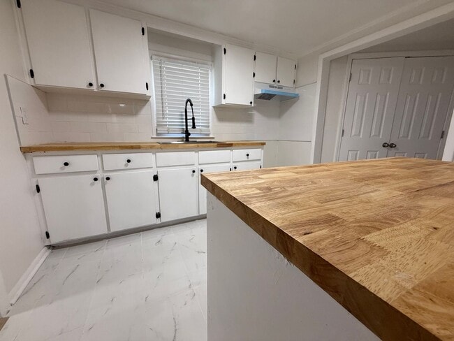 Building Photo - Remodeled 3BD/ 2Bath