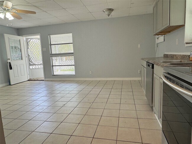 Building Photo - 218 Water Glen Dr