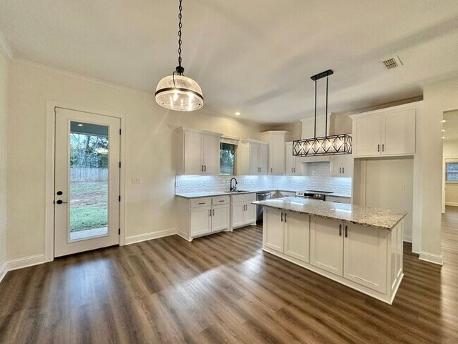 Building Photo - Stunning 3/2/2 on the Outskirts of Lindale!