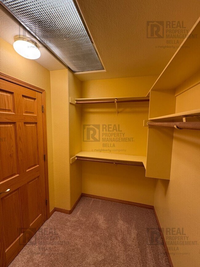 Building Photo - Waterfront Living in Canyon Lake!