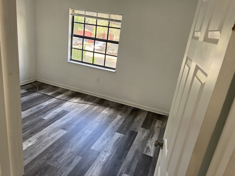 Main bedroom - 1209 E Seneca Ave