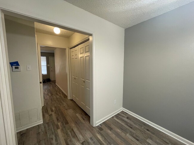 Building Photo - Move in Special! 2 bedroom 1.5 bath townhome