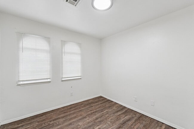 Building Photo - 3 bedroom 2.5 bath - NW Highway and Rockwell