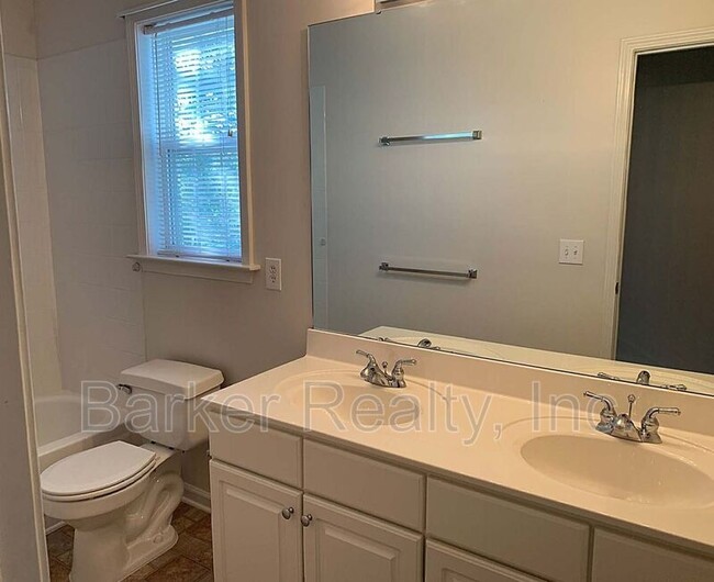 Building Photo - 2312 Colony Woods Dr