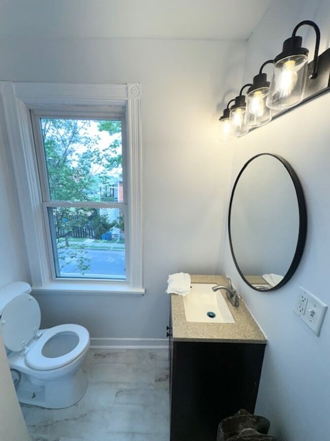 Building Photo - 5 Bedroom Semi-Detached Spacious Home