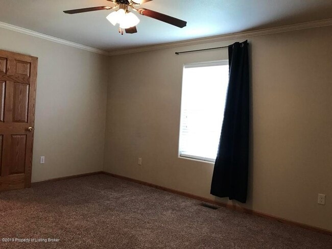 Building Photo - Newer, Spacious House for Rent in Dickinson