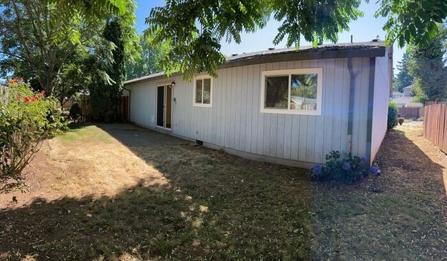 Building Photo - Amazing 2 Bedroom Single-level Duplex w/ A...