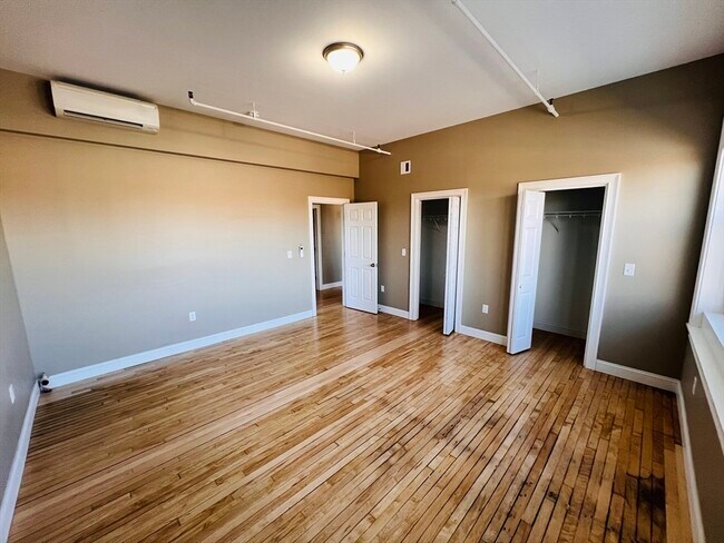 Building Photo - 158 Main St